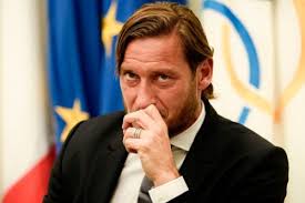 Feb 21, 2022 · francesco totti e ilary blasi sull'orlo della separazione dopo 20 anni d’amore, un matrimonio, tre figli e una serie tv. Totti E Il Bimbo Coi Capelli Alla Ibra Da Difendere Pagine Romaniste