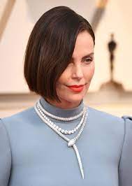 Theron rocked a dark brown bob with baby bangs back in 1999, famously dyed her hair black for aeon flux in 2005, and went back to chocolate brown for two different film roles in 2007. Charlize Theron Oscars 2019 Brown Hair Is The Makeover We Werent Expecting Stylecaster