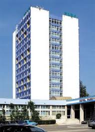 Cazare la un confort deosebit de 4 stele. Http Www Cazarepelitoral Ro Cazare Mamaia Hotel Parc Html Hotel Skyscraper Building