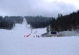 Pârtia are un grad ușor de dificultate și are legături cu aproape toate celelalte pârtii din poiana brașov. Partia De Ski Drumul Rosu Poiana Brasov Obiective Turistice Harta Romaniei