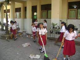 Menjaga Kebersihan Lingkungan Sekolah Merupakan Bentuk Tanggung Jawab