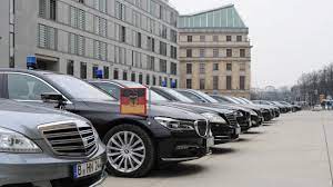 09/2015 angela merkel iaa 2015 bundeskanzlerin. Dienstwagenstatistik So Viel Co2 Stossen Die Queen Merkel Und Co Aus Welt