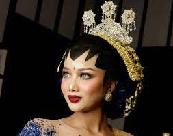 Buat kalian yang mau privat make up atau mau boking make up bisa contact wa 085643797191. Paes Sanggul Sasak Yogya Tata Rias Pengantin Yogyakarta Riaskuntik Sanggul Modern Simpel Praktis Sasak Angin