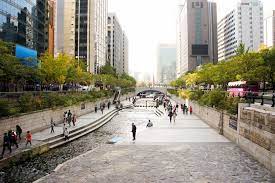 How The Cheonggyecheon River Urban Design Restored The Green Heart Of Seoul Urban Heat Island Parking Design Urban Design