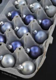 Diy tuto déco boules de noël avec des supports en bois pour les loisirs créatifs. 12 Facons Super Intelligentes De Ranger Sa Deco De Noel