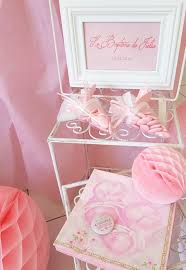 Célébrez le baptême de votre enfant avec une belle déco de table venez découvrir tous nos articles de décoration pour la réception de cet événement. Decoration Bapteme Fille En Rose Et Blanc