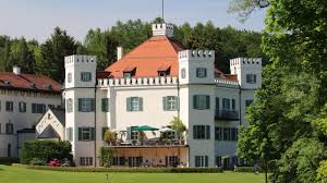 Ihr hofstaat bestand aus 102 personen. Im Sissi Schloss Possenhofen Ist Eine Wohnung Zu Verkaufen Stern De