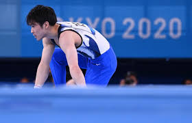 鉄棒の演技に臨む内村航平（2021年7月24日撮影）。 2012年のロンドン五輪と2016年のリオデジャネイロ五輪の個人総合で連覇を果たした内村は、鉄棒の演技中に落下して来週の種目別決勝進出を逃した。 © martin bureau / afp 東京五輪、体操男子予選。 Sw822lpaqnv32m