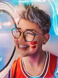 Oye tú gracias por cada sonrisa gracias por dedicar un minuto de tu tiempo  para verme gracias y mil gracias recuerda siempre sonreír y nunca dejes que  esa chispa de felicidad se