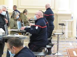 England's biggest coronavirus vaccination centre in west london breaks policy to offer jab to anyone over 18 for one day only. Vaccinodrome A Disney 4000 Injections Des Ce Premier Week End La Marne