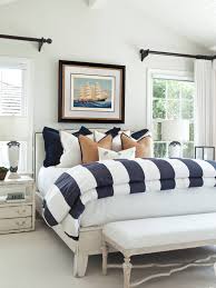 Nautical Bedroom White And Blue Striped Bedspread Dark Curtain Rods With W Con Imagenes Estilos De Decoracion De Interiores Diseno De Interiores Online Decoracion Hogar