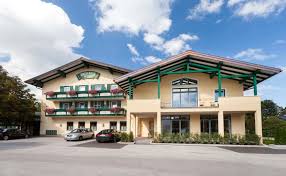 Eine bushaltestelle befindet sich vor dem hotel. Home Hallein