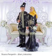 Sekiranya anda mempunyai bentuk tubuh badan gempal, pilihan baju kahwin songket berwarna gelap seperti hitam, coklat gelap, biru gelap, dan hijau gelap membantu anda kelihatan langsing. Hn0v4x4ztefbsm
