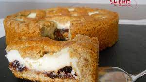 La crostata con farina di farro e marmellata di lamponi è un dolce sano e genuino che potrete preparare facilmente, avendo l'accortezza di scegliere ingredienti di qualità. Crostata Con Farina Di Farro Crema Di Ricotta E Confettura Di Ciliegie Salento Terra Da Gustare