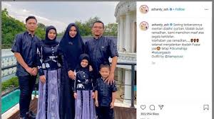 Tren baju lebaran kompak sekeluarga 5 keluarga artis ini bisa jadi 361 baju seragam lebaran keluarga artis 2019 10 gaya kompak seragam keluarga artis bisa 5 Gaya Baju Lebaran Seragam Ala Artis Ini Bisa Ditiru Untuk Idul Fitri