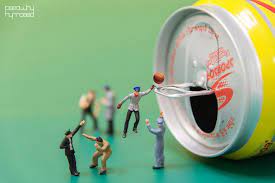 Miniature People Playfully Live And Work Among Their Giant Human Counterparts Miniature Photography Miniatures People Photography