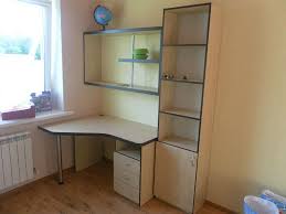 как расставить мебель в угловой комнате с двумя окнами Stol U Okna S Polkami 11 Tys Izobrazhenij Najdeno V Yandeks Kartinkah Uglovoj Stol Dizajn Garderoba Stol Dlya Spalni