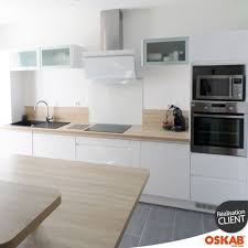 Cuisine Blanche Sans Poignee Ipoma Blanc Brillant Oskab Meuble Cuisine Cuisine Moderne Cuisine Blanche Et Bois