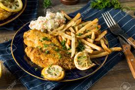 Saler et poivrer les morceaux de poisson et les plonger dans le reste de la farine. Wurzige Hausgemachte Baked Cajun Catfish Mit Pommes Frites Lizenzfreie Fotos Bilder Und Stock Fotografie Image 87176165