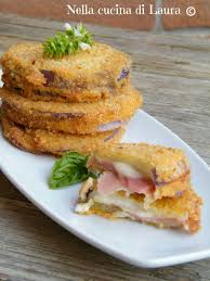 Tra gli ingredienti tipici dell'estate troviamo le melanzane, ortaggi particolarmente legati ai profumi e ai sapori della cucina mediterranea. Medaglioni Fritti Di Melanzane Tonde Ripieni Ricette Cibo Vegetariano Ricette Con Melanzane Tonde