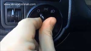 Lumina aprinde, de asemenea, si lumanarile anumitor pelerini. Tutorial Cum Se Scoate Tablou Lumini La Vw Golf 4 Golf 5 Passat Polo In 4 Pasi Simpli Youtube