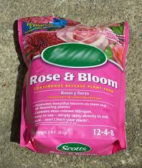 This is because the plants consume larger a good organic fertilizer should contain balanced ratios of all the essential nutrients and elements required for healthy flowering plants. Rose Fertilizer Learn How To Choose The Best Rose Fertilizer