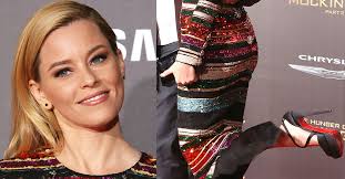 Elizabeth banks is dressing down in the new hunger games movie, but she's more than making up for it on the red carpet. Elizabeth Banks Rocks Shoulder Length Blonde Hairstyle With Barrette