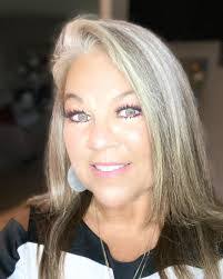 Shelly Metz's Instagram, Twitter & Facebook