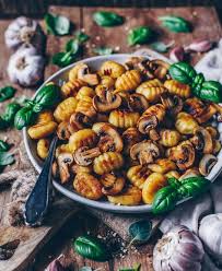 Rezept Fur Knusprig Gebratene Gnocchi Mit Champignons Knoblauch Basilikum Petersilien Pesto Vegan Lecker Und Schnell Zu Knoblauch Pilze Rezepte Pesto Vegan
