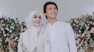 Syahrini dihujat laurens, reino barack sewa pengacara di belanda. Syahrini Sempat Ingin Damaikan Reino Barack Dan Luna Maya Republika Online