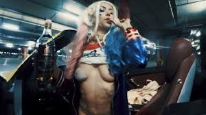 Baise en public avec des Harley Quinn excitées. Halloween