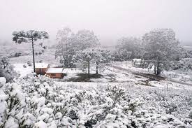 A mais forte precipitação de neve já registrada no brasil ocorreu na cidade de vacaria no rio grande do sul, no dia 7 de agosto de 1879, na qual a neve acumulou cerca de dois metros.45 nevascas desse porte são frequentes em países como canadá e rússia, acima da latitude 50°. Dez Cidades Onde E Possivel Ver Neve No Brasil Viajei Bonito