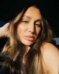 Amanda Luna's Instagram, Twitter & Facebook