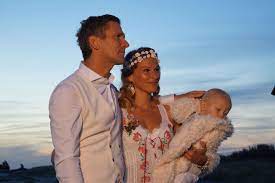 Der auch einen buddhistischen zeremonienmeister für die trauung suchen sie für eine hochzeit am strand. Hochzeit Mit Peer Jannis Brautkleid Sollte Geliehen Sein Promiflash De