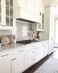 White Cream Kitchen Cabinets White Subway Tile Backsplash Built In Stovetop Granit White Shaker Kitchen Cabinets White Shaker Kitchen Cream Kitchen Cabinets