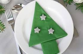 Des petits carrés de tissu rouge ou vert. Les Pliages De Serviette Noel Trouvez L Inspiration