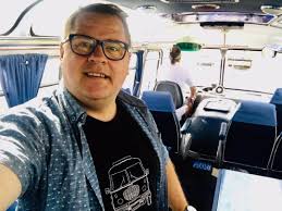 Děkuji autobusákům a autobusačkám, že svoji profesi vykonáváte o vaškovi je známo, že je velkým fandou a obdivovatelem autobusů, a tak. Vaclav Kopta Si Plni Sen Jako Ridic Autobusu Lakalo Me To Vic Nez Herectvi Je To