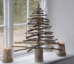 branche nature des branches ramassees dans les bois sont coupees a la scie ou au seca arbre de noel bois flotte arbre de noel en bois noel bricolage decoration
