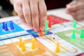 Esto no quiere decir que los juegos recreativos no tengan la victoria como objetivo, sino que no es el más importante. 5 Juegos En Familia Para Pasar La Cuarentena Ifema
