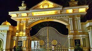 Behind the royal palace there is a river stream which is called sungai anak bukit and it flows through alor setar connected by sungai kedah kedah river to the estuary. Facebook