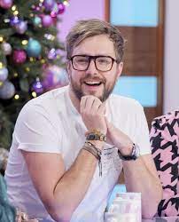 Love Island S Iain Stirling Jokes That He S Going Into The Villa As He Shares Photo Of Lookalike Us Islander Love Island Comedians Look Alike