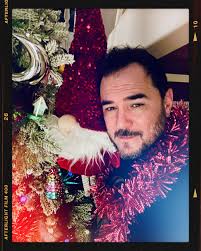 Mi colega y yo os deseamos una feliz Navidad.