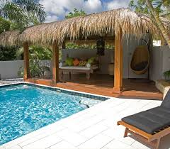 Cette expression de mécontentement ou même de colère est utilisée dans une foule de situation, comme beaucoup de phrases de ce genre elle a pour seule fonction d'évacuer la tension et le sens ne prévaut pas sur l'usage, mais le plus souvent elle est employée comme équivalent de et tout le saint frusquin. Canisse Pergola 35 Idees Pour Un Ombrage Naturel Pour Bien Profiter