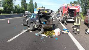 Una 54enne è rimasta gravemente ferita in un incidente stradale verificatosi martedì pomeriggio lungo l'a14. Incidente In A14 Un Capriolo Sfonda Il Parabrezza Grave Una Donna Temponews
