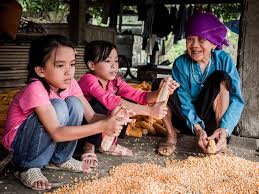 Une Grand Mere Et Ses Petites Filles Dans Le Nord Du Vietnam Vietnam Petite Fille Nord