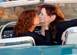 Geena davis is a renowned american actress, producer, writer and women's rights activist. Thelma Louise 30 Years Later The Kiss Of Susan Sarandon And Geena Davis World Stock Market