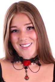 Tour de cou en dentelle noire avec chaînes, pierre rose et rouge