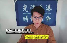 李宇軒曾於2019年11月以個人名義 邀請英國、加拿大、斯洛伐克等10國的19名外國專家抵港監察2019年區議會選舉以確保選舉能公正進行 。 2020年810大搜捕中，李宇軒被拘捕 ，連同香港警務處國家安全處搜查壹傳媒大樓事件中被捕的黎智英、其蘋果日報同僚，另外兩位社運人士周庭及前學民思潮. 12æ¸¯äººé€ä¸­æŽå®‡è»'å¦¹å¦¹æ‹ç‰‡ç±²é—œæ³¨ ä¸­åœ‹å©¦æ¬Š