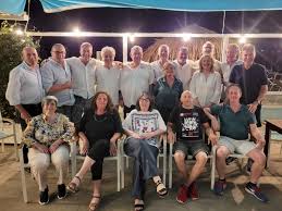 Gli ex compagni delle elementari si ritrovano 55 anni dopo nel bagno al  mare del loro amico