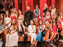 A knight bachelor, a knight too young or poor to gather vassals under his own banner. Der Bachelor Rtl Spoiler Alarm Das Sind Nikos Top 4